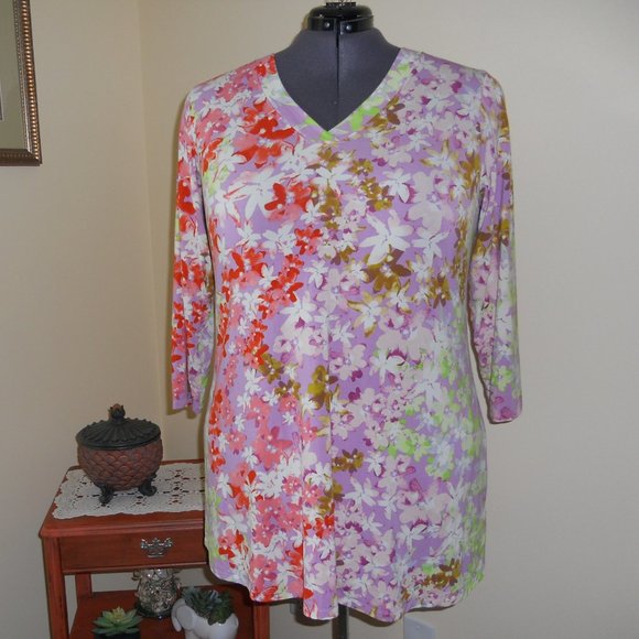 LOGO by Lori Goldstein Tops - LOGO Lori Goldstein 1X Tunic Top Multicolor Floral V-neck